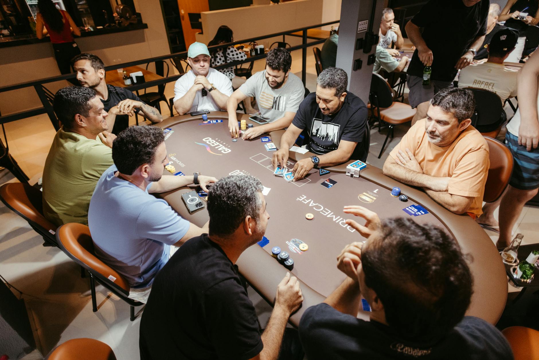 Tay A cộng 10 điểm là ví dụ dễ nhớ nhất về Blackjack tự nhiên.